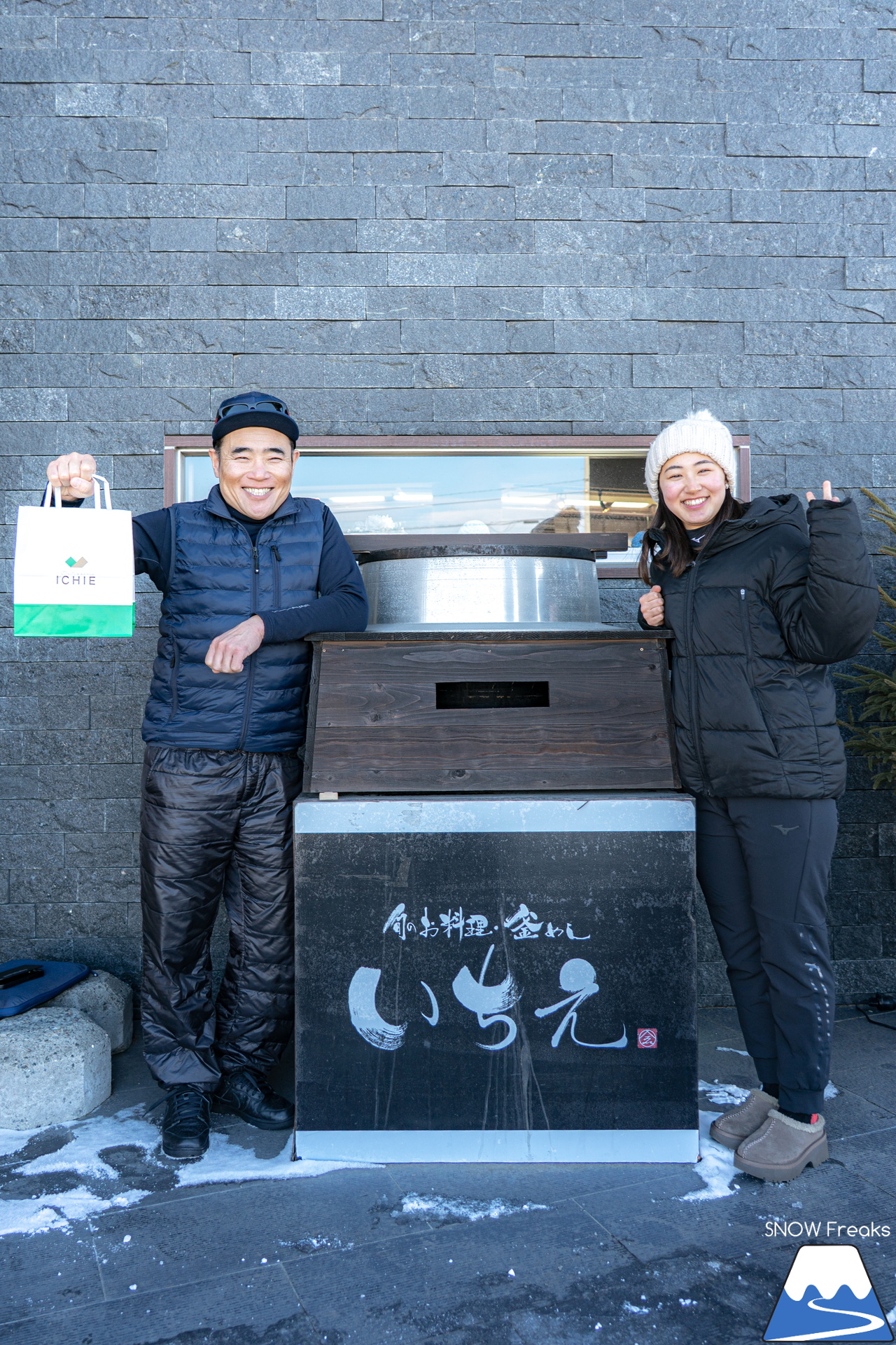 井山敬介さんと今年は秋元日菜子さんも一緒に、スキーをして、釜めしを食べて、思いっきり笑う！最高に幸せな１日が今年もやってきました(^^)v めもるホールディングス presents プロスキーヤー・井山敬介さんと行く『雪育ツアー』2025 in 恵庭｜ダイナスティスキーリゾート